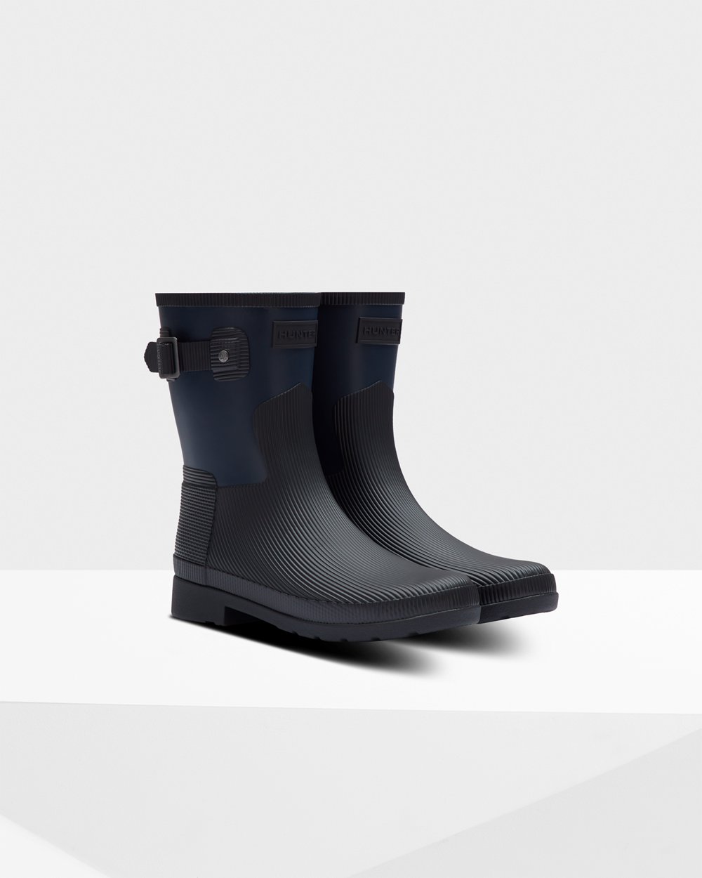 Women Hunter Refined Texture Block Slim Fit | Short Rain Boots Navy/Black | NZ-50249-MIWA